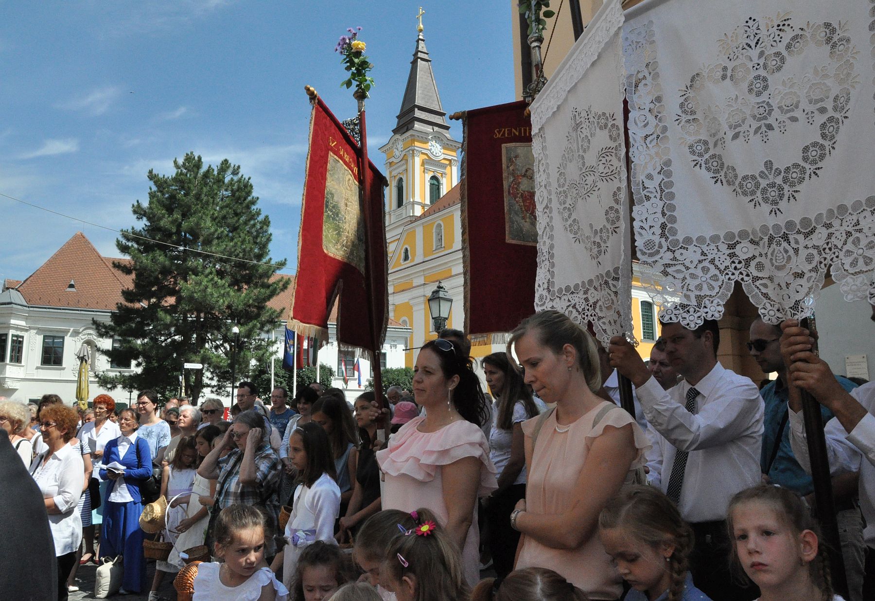 Püspöki szentmisével és közös körmenettel ünnepelték Úrnapját Székesfehérváron